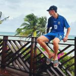 Valentín durante sus vacaciones, con una histórica camiseta de Maradona en la Selección (Instagram).