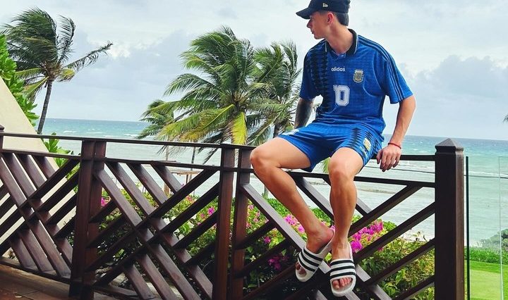 Valentín durante sus vacaciones, con una histórica camiseta de Maradona en la Selección (Instagram).