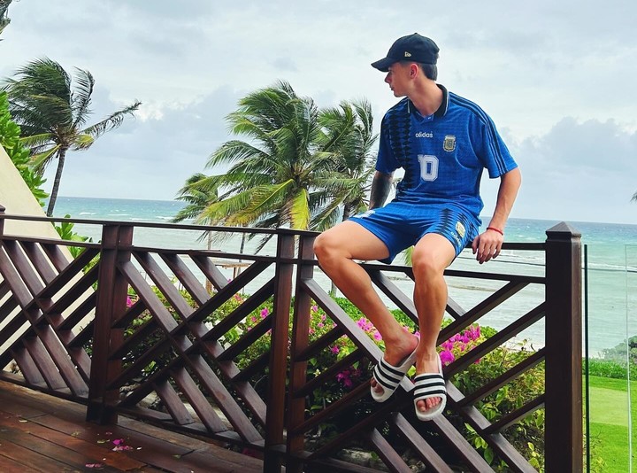 Valentín durante sus vacaciones, con una histórica camiseta de Maradona en la Selección (Instagram).