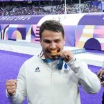 Muchos se han preguntado por qué los atletas olímpicos, como Antoine Dupont (en la foto), muerden sus medallas después de ganar la gloria.