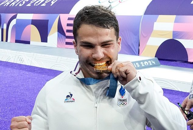 Muchos se han preguntado por qué los atletas olímpicos, como Antoine Dupont (en la foto), muerden sus medallas después de ganar la gloria.