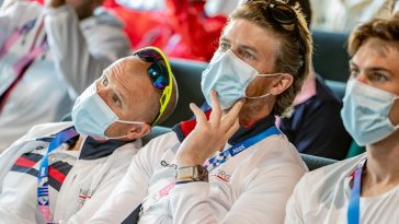 Kristian Blummenfelt y el entrenador Olav Aleksander Bu en la reunión informativa masculina de triatlón de los Juegos Olímpicos de París 2024 (crédito de la foto: World Triathlon)