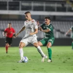 Joao Schmidt, jugador del Santos durante el partido contra Guaraní en Vila Belmiro por el Brasileirão B 2024 – Foto: Reinaldo Campos/AGIF