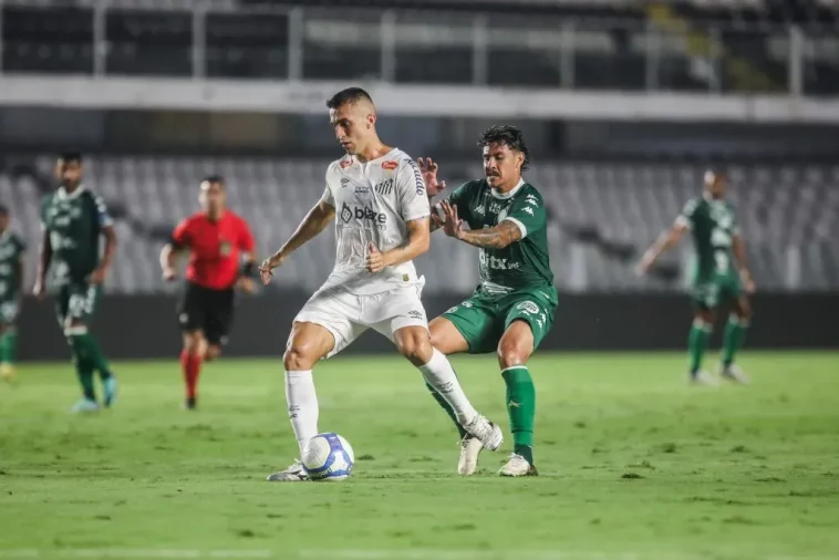 Joao Schmidt, jugador del Santos durante el partido contra Guaraní en Vila Belmiro por el Brasileirão B 2024 – Foto: Reinaldo Campos/AGIF