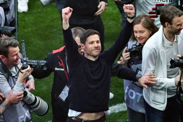 El entrenador del Leverkusen, Xabi Alonso, celebra el título de la Bundesliga con su equipo (David Inderlied/dpa vía AP)