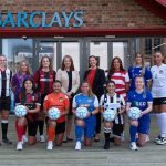 Heather Walker, directora general de servicios globales para colegas y liderazgo del sitio de Barclays, y Aileen Campbell, directora ejecutiva de SWF, con jugadoras de todos los equipos del Barclays Scottish Women's Championship y la League One.