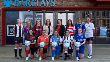 Heather Walker, directora general de servicios globales para colegas y liderazgo del sitio de Barclays, y Aileen Campbell, directora ejecutiva de SWF, con jugadoras de todos los equipos del Barclays Scottish Women's Championship y la League One.