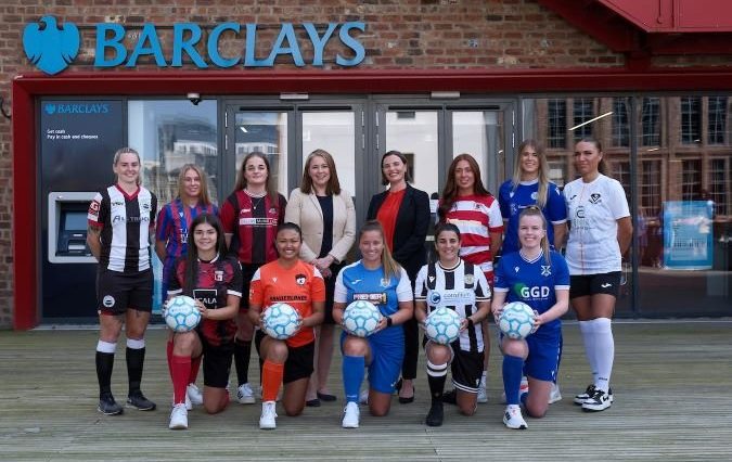 Heather Walker, directora general de servicios globales para colegas y liderazgo del sitio de Barclays, y Aileen Campbell, directora ejecutiva de SWF, con jugadoras de todos los equipos del Barclays Scottish Women's Championship y la League One.