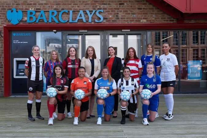 Heather Walker, directora general de servicios globales para colegas y liderazgo del sitio de Barclays, y Aileen Campbell, directora ejecutiva de SWF, con jugadoras de todos los equipos del Barclays Scottish Women's Championship y la League One.