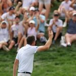 El líder Keegan Bradley saluda a la multitud después de hacer birdie en el green del 18 durante la tercera ronda del Campeonato BMW (Christian Petersen)