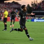 Fabio Carvalho tardó apenas diez minutos en abrir el marcador para el Liverpool ante el Manchester United