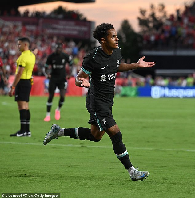 Fabio Carvalho tardó apenas diez minutos en abrir el marcador para el Liverpool ante el Manchester United