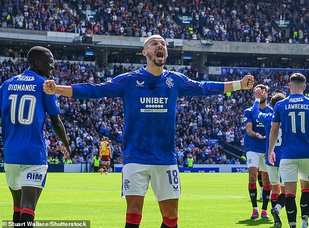 Vaclav Cerny celebra su gol tras dar a los Rangers una ventaja de 2-1 en Hampden