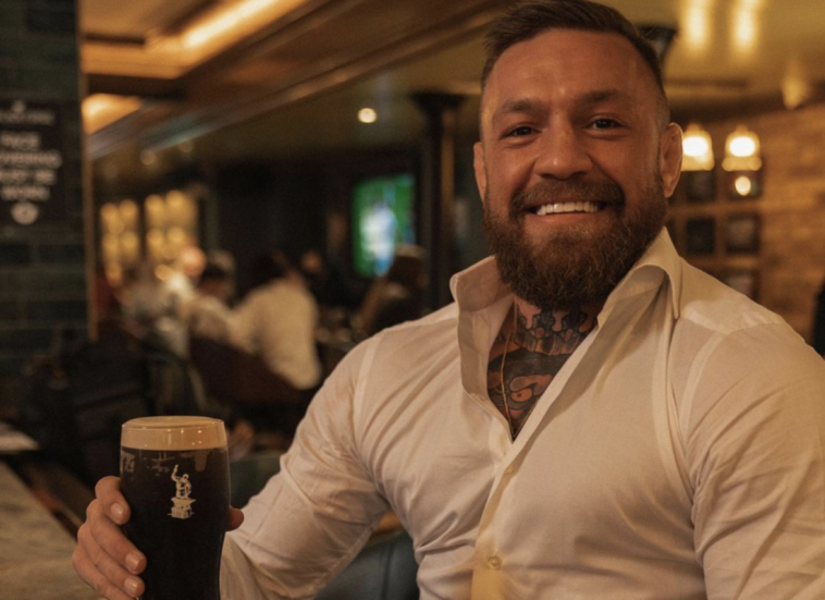 Conor McGregor critica la cerveza en el evento del BKFC