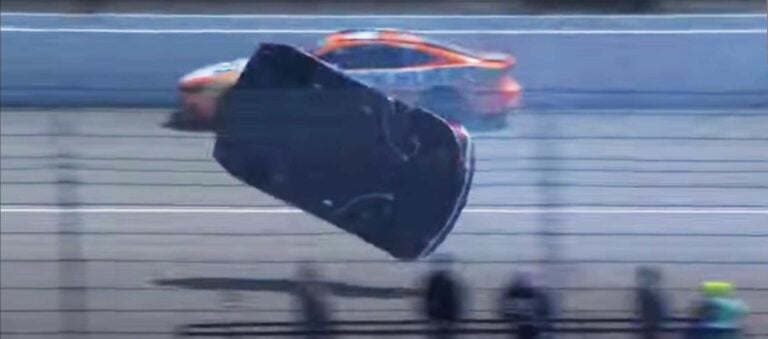 Corey LaJoie hace una voltereta en el Michigan International Speedway (vídeo)