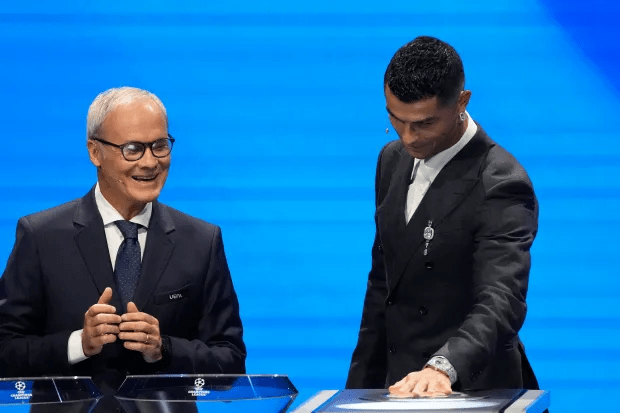 A CR7 se le asignó el rol de 'presionador de botones' durante el sorteo