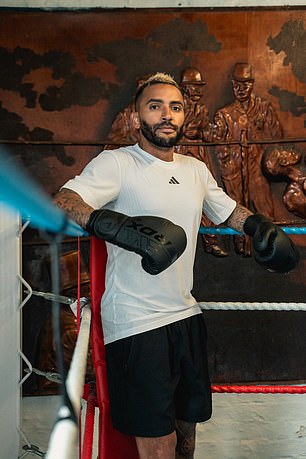 La ex estrella del Leicester City, Danny Simpson, se prepara para hacer su debut en el boxeo