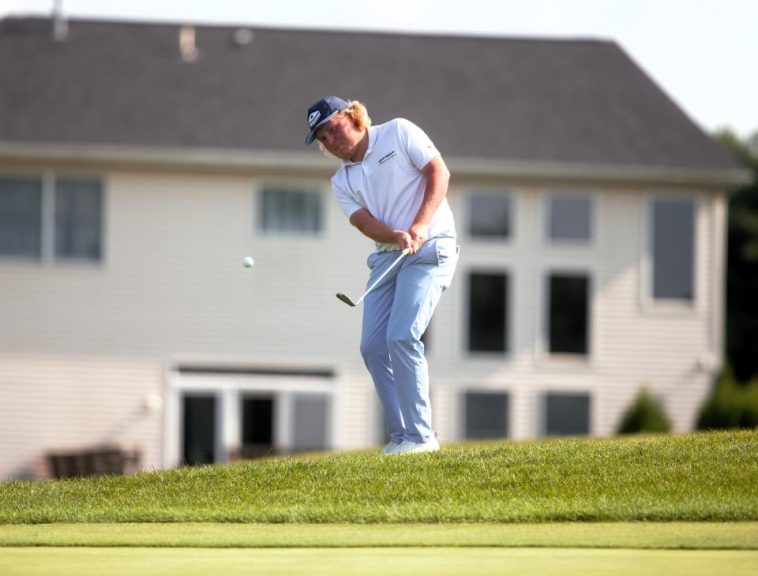 Peyton Woods golpea la pelota para preparar un birdie en el par 4 n.° 13 durante el torneo de golf masculino de la ciudad en Piper Glen Golf Club el domingo 4 de agosto de 2024.