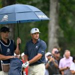 16 de agosto de 2024; Greenbrier, Virginia Occidental, EE. UU.; Bryson DeChambeau en el primer hoyo en The Old White at the Greenbrier. Crédito obligatorio: Bob Donnan-USA TODAY Sports