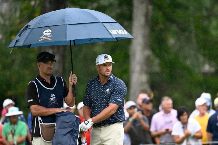 16 de agosto de 2024; Greenbrier, Virginia Occidental, EE. UU.; Bryson DeChambeau en el primer hoyo en The Old White at the Greenbrier. Crédito obligatorio: Bob Donnan-USA TODAY Sports