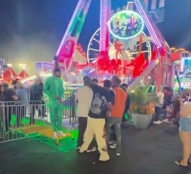 Se ve a Haney con una camiseta negra lanzando un puñetazo a un hombre en la Feria del Condado de Orange.