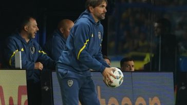 Diego Martínez, con la pelota en pleno partido. (Foto: Marcelo Carroll)