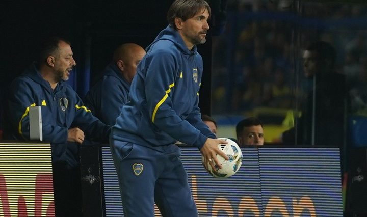 Diego Martínez, con la pelota en pleno partido. (Foto: Marcelo Carroll)