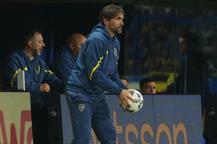 Diego Martínez, con la pelota en pleno partido. (Foto: Marcelo Carroll)