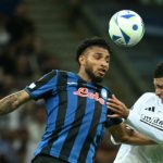 El centrocampista brasileño #13 del Atalanta, Ederson (izq.), y el centrocampista inglés #5 del Real Madrid, Jude Bellingham, compiten por el balón durante el partido de fútbol de la Supercopa de la UEFA entre el Real Madrid y el Atalanta BC en Varsovia, el 14 de agosto de 2024. (Foto de Sergei GAPON / AFP)