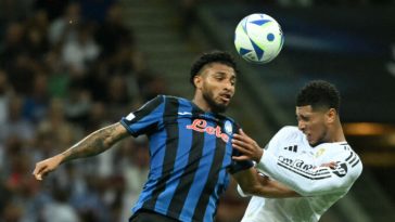 El centrocampista brasileño #13 del Atalanta, Ederson (izq.), y el centrocampista inglés #5 del Real Madrid, Jude Bellingham, compiten por el balón durante el partido de fútbol de la Supercopa de la UEFA entre el Real Madrid y el Atalanta BC en Varsovia, el 14 de agosto de 2024. (Foto de Sergei GAPON / AFP)