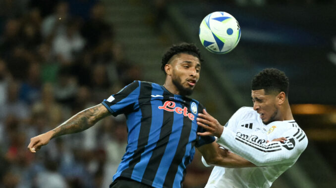 El centrocampista brasileño #13 del Atalanta, Ederson (izq.), y el centrocampista inglés #5 del Real Madrid, Jude Bellingham, compiten por el balón durante el partido de fútbol de la Supercopa de la UEFA entre el Real Madrid y el Atalanta BC en Varsovia, el 14 de agosto de 2024. (Foto de Sergei GAPON / AFP)