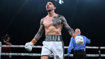 El boxeador australiano Michael Zerafa reacciona durante su pelea contra Tommy Browne en el Centro Internacional de Convenciones de Sídney