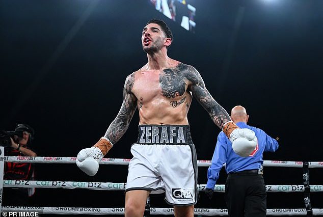 El boxeador australiano Michael Zerafa reacciona durante su pelea contra Tommy Browne en el Centro Internacional de Convenciones de Sídney