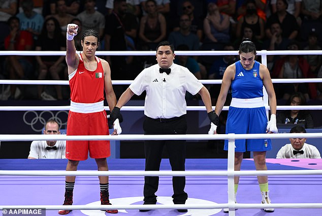 Imane Khelif (izquierda) superó a Angela Carini en el torneo olímpico de boxeo femenino de 66 kg