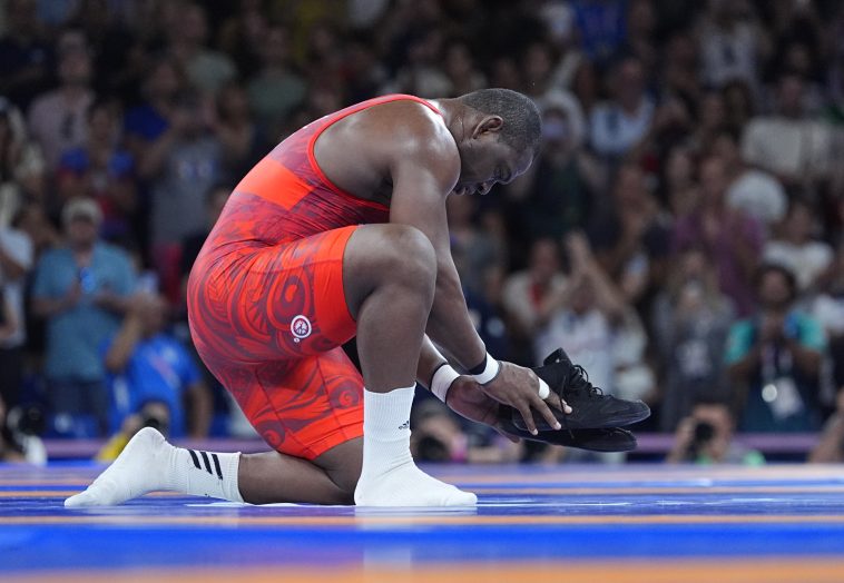 El luchador cubano Mijaín López gana su quinto oro olímpico consecutivo y se retira en los Juegos de París