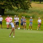 Luke Clanton juega su segundo tiro en el hoyo 12 durante la ronda de 32 del US Amateur 2024 en el Hazeltine National Golf Club en Chaska, Minnesota, el jueves 15 de agosto de 2024. (Chris Keane/USGA)