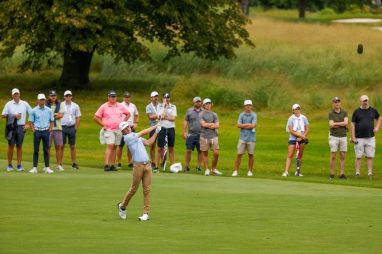 Luke Clanton juega su segundo tiro en el hoyo 12 durante la ronda de 32 del US Amateur 2024 en el Hazeltine National Golf Club en Chaska, Minnesota, el jueves 15 de agosto de 2024. (Chris Keane/USGA)