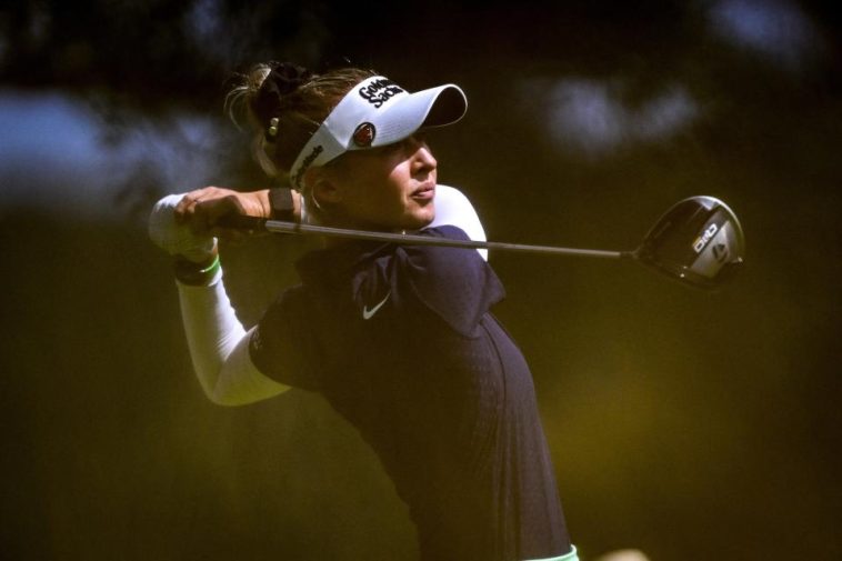 La estadounidense Nelly Korda compite durante la tercera ronda del Campeonato Amundi Evian en el Evian Resort Golf Club, en Evian-Les-Bains, el 13 de julio de 2024. (Foto de OLIVIER CHASSIGNOLE / AFP) (Foto de OLIVIER CHASSIGNOLE/AFP vía Getty Images)