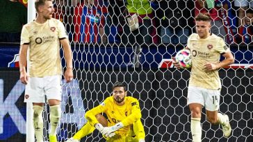 Stephen Kingsley, Craig Gordon y Cammy Devlin parecen desolados tras el gol de último momento en Plzen