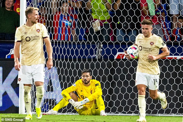 Stephen Kingsley, Craig Gordon y Cammy Devlin parecen desolados tras el gol de último momento en Plzen