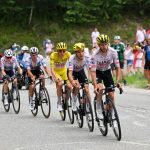 ISOLA 2000 FRANCIA 19 DE JULIO LR Tadej Pogacar de Eslovenia Jersey amarillo de líder Joao Almeida de Portugal y Adam Yates del Reino Unido y UAE Team Emirates compiten durante la 111.ª etapa del Tour de Francia 2024, una etapa de 1446 km desde Embrun a Isola 2000 2022m UCIWT el 19 de julio de 2024 en Isola 2000 Francia Foto de Tim de WaeleGetty Images