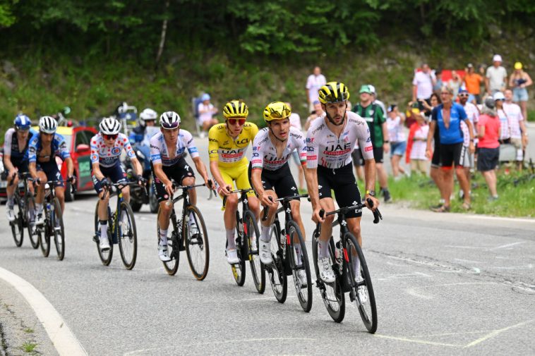 ISOLA 2000 FRANCIA 19 DE JULIO LR Tadej Pogacar de Eslovenia Jersey amarillo de líder Joao Almeida de Portugal y Adam Yates del Reino Unido y UAE Team Emirates compiten durante la 111.ª etapa del Tour de Francia 2024, una etapa de 1446 km desde Embrun a Isola 2000 2022m UCIWT el 19 de julio de 2024 en Isola 2000 Francia Foto de Tim de WaeleGetty Images