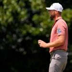 Sam Burns saluda a la galería después de su putt en el segundo green durante la segunda ronda del torneo de golf TOUR Championship. Crédito obligatorio: John David Mercer-USA TODAY Sports