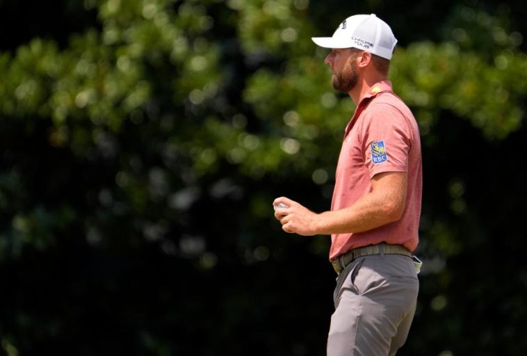 Sam Burns saluda a la galería después de su putt en el segundo green durante la segunda ronda del torneo de golf TOUR Championship. Crédito obligatorio: John David Mercer-USA TODAY Sports