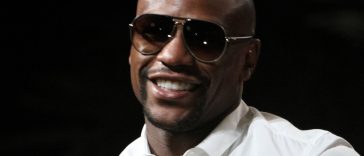 Floyd Mayweather despide al árbitro en mitad de la pelea