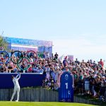 Celine Boutier (FRA) da el golpe inicial en el primer hoyo de la segunda ronda del torneo individual femenino durante los Juegos Olímpicos de Verano de París 2024 en Le Golf National. (Katie Goodale-USA TODAY Sports)