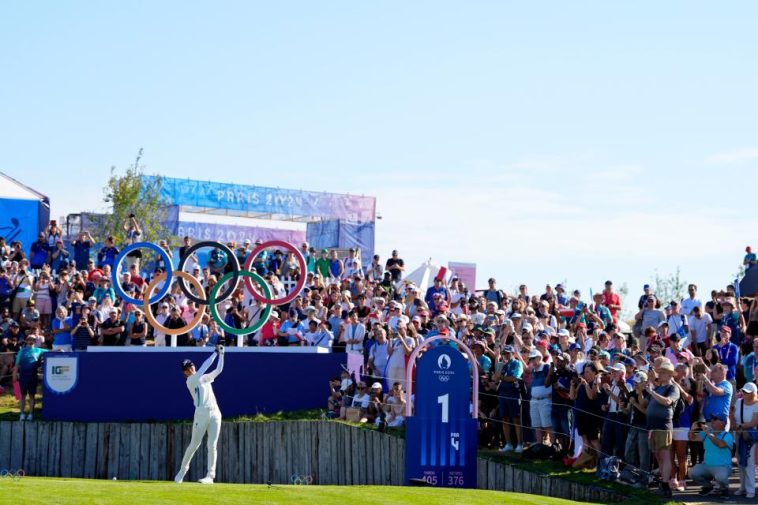 Celine Boutier (FRA) da el golpe inicial en el primer hoyo de la segunda ronda del torneo individual femenino durante los Juegos Olímpicos de Verano de París 2024 en Le Golf National. (Katie Goodale-USA TODAY Sports)