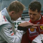 Hakkinen le explica a Schumacher cómo lo hizo