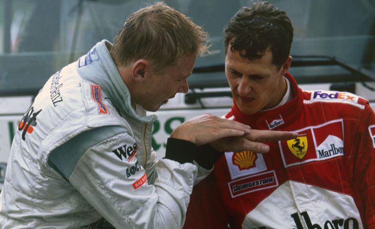 Hakkinen le explica a Schumacher cómo lo hizo