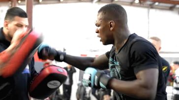 Israel Adesanya publica imágenes de entrenamiento de UFC 305